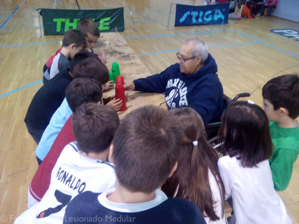 Jugador de Stacking enseñando este deporte a niños en una exhibición