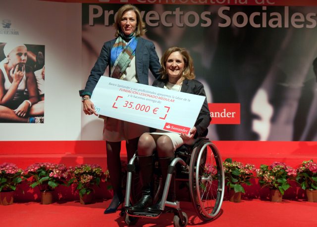 (De izq a dcha): Silvia Ruiz, RRHH Banco Santander, y Esther Peris, vocal de la Junta Directiva de la FLM