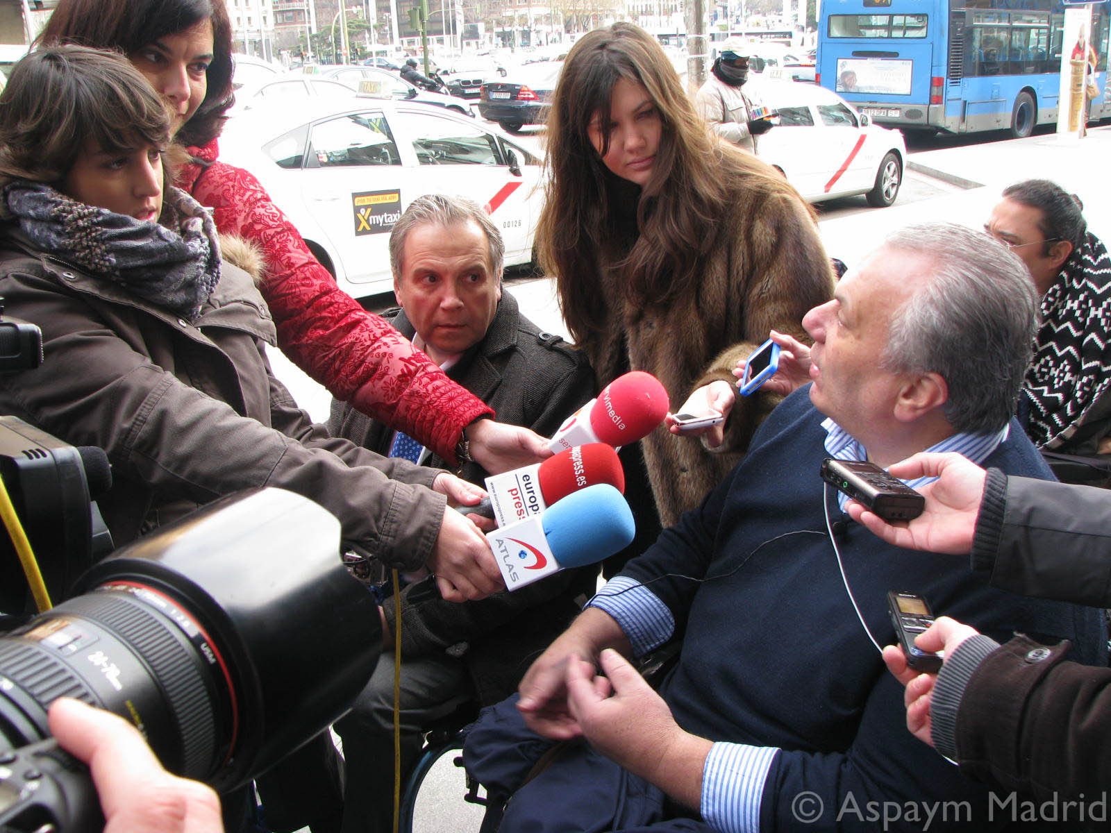 Presidente de Aspaym Madrid y FLM entrevistados por los medios de comunicación.
